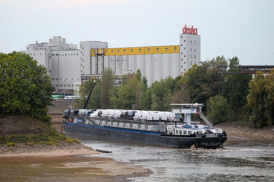 Das mit Transportern beladene Frachtschiff ist 135 Meter lang und 12 Meter breit.