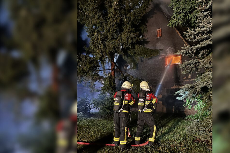 Der Feuerwehr gelang es, das Feuer unter Kontrolle zu bringen.