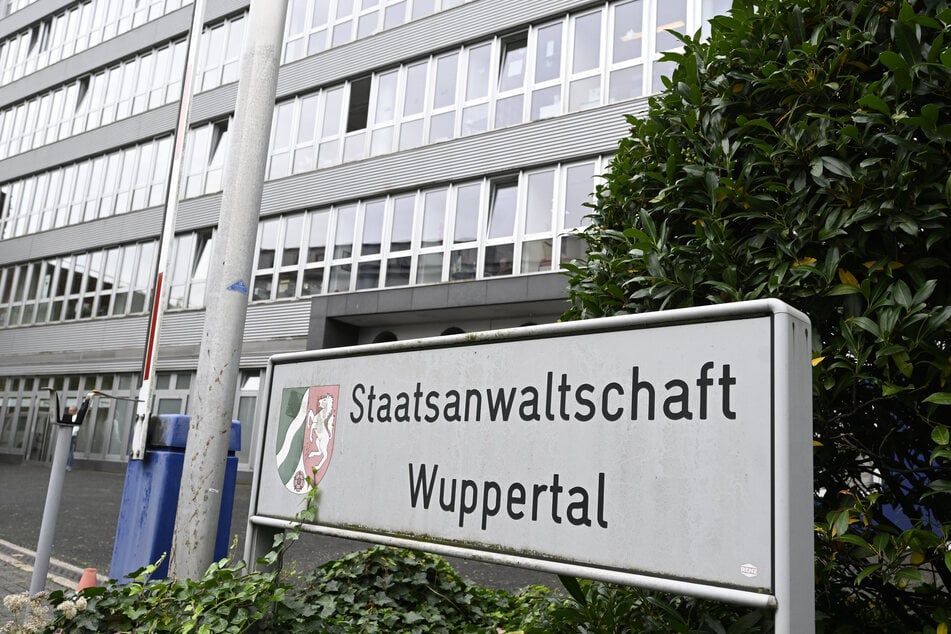 Die Staatsanwaltschaft ermittelte wegen tätlichen Angriffs auf Vollstreckungsbeamte in Tateinheit mit Widerstand und vorsätzlicher Körperverletzung gegen den 55-Jährigen.