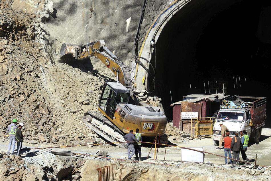 Die Rettungsteams versuchen noch immer, die 41 eingeschlossenen Bauarbeiter aus dem eingestürzten Tunnel zu bergen.