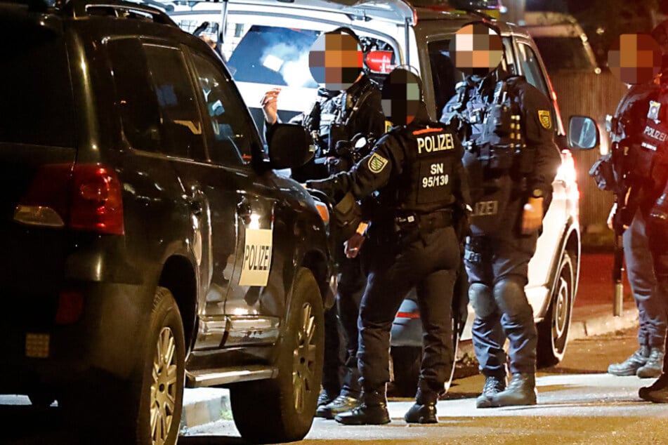 Schwer bewaffnete Beamte waren am Dienstagabend in Chemnitz-Markersdorf zu sehen.