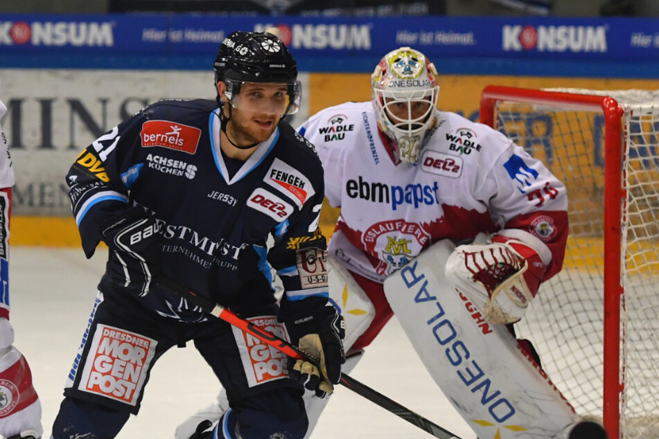 Eislöwen-Stürmer Elvijs Biezais war vorm gegnerischen Tor immer gefährlich. Hier versucht er dem Landshuter Goalie Jaroslav Hübl die Sicht auf die Scheibe zu nehmen.