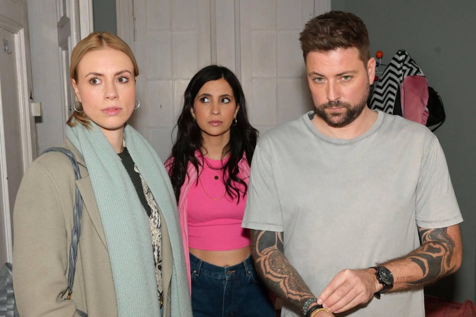 Zoe (l.) sieht in Laura zunehmend eine Bedrohung für ihre Familie.