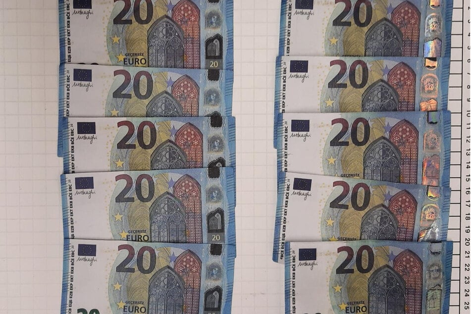 Diese 20-Euro-Scheine sind nicht echt. Kein Wunder, dass der Mann in dessen Taschen sich das Geld befand, vor der Polizei flüchtete.