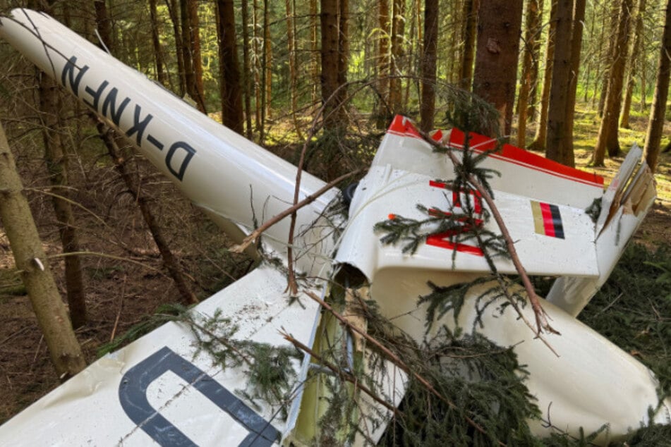 Segelflugzeuge krachen in der Luft zusammen: Pilot springt mit Fallschirm ab