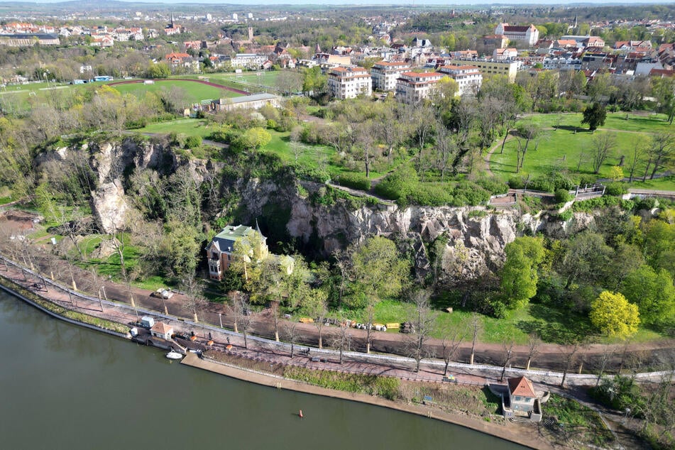 Am Riveufer in Halle krachte es Samstagabend. (Archivbild)