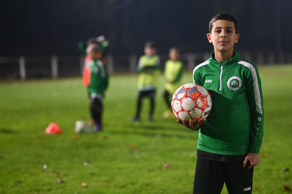 Neunjähriger begeistert mit Fallrückzieher: Video geht viral