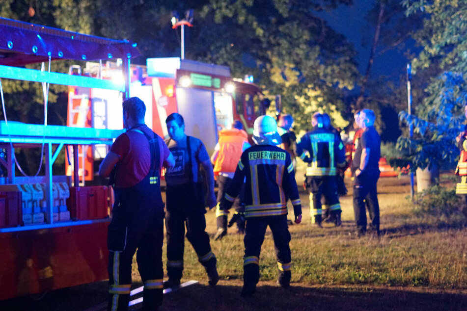 Rettungskräfte am Einsatzort im im Malschwitzer Ortsteil Wartha.