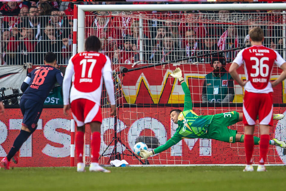 Nadiem Amiri (l.) lässt Alexander Schwolow im Tor von Union Berlin keine Chance aus elf Metern.