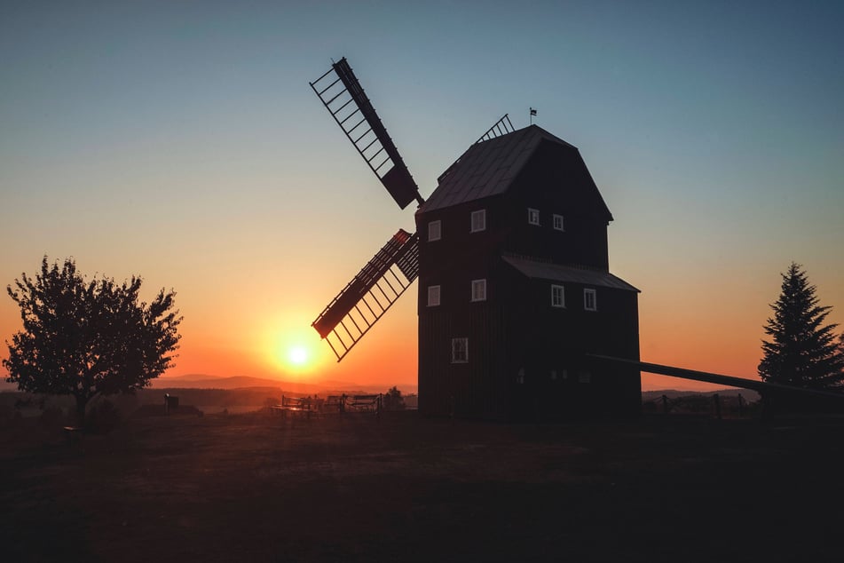 1843 erbaut, steht die Kottmarsdorfer Bockwindmühle bis heute auf dem 435 Meter hohen Pfarrberg in Sachsen.