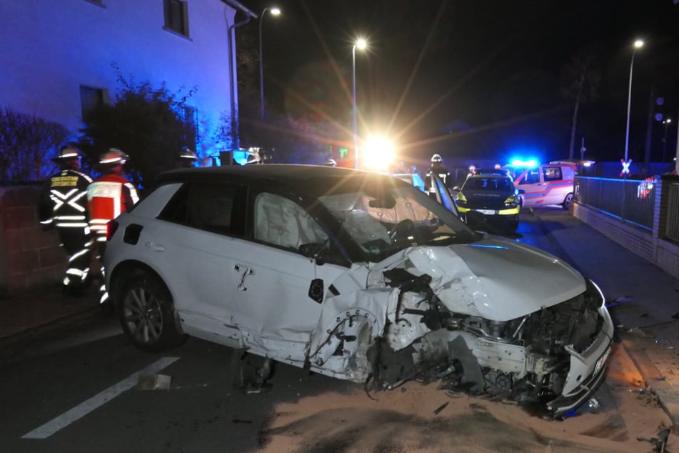Das Auto prallte gegen zwei Grundstücksmauern.