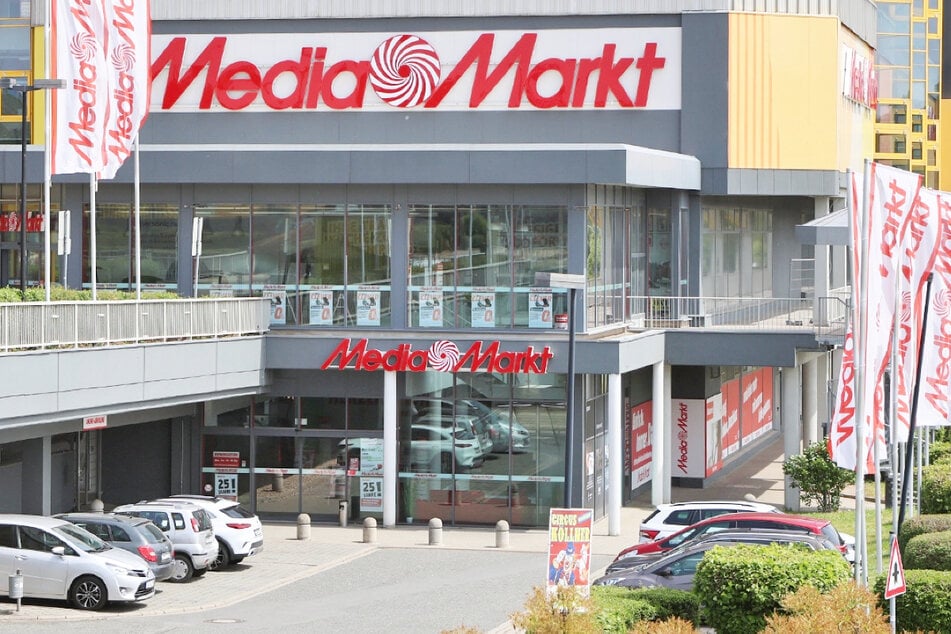 MediaMarkt Jena Stadtrodaer Straße 105 (direkt an der A4).
