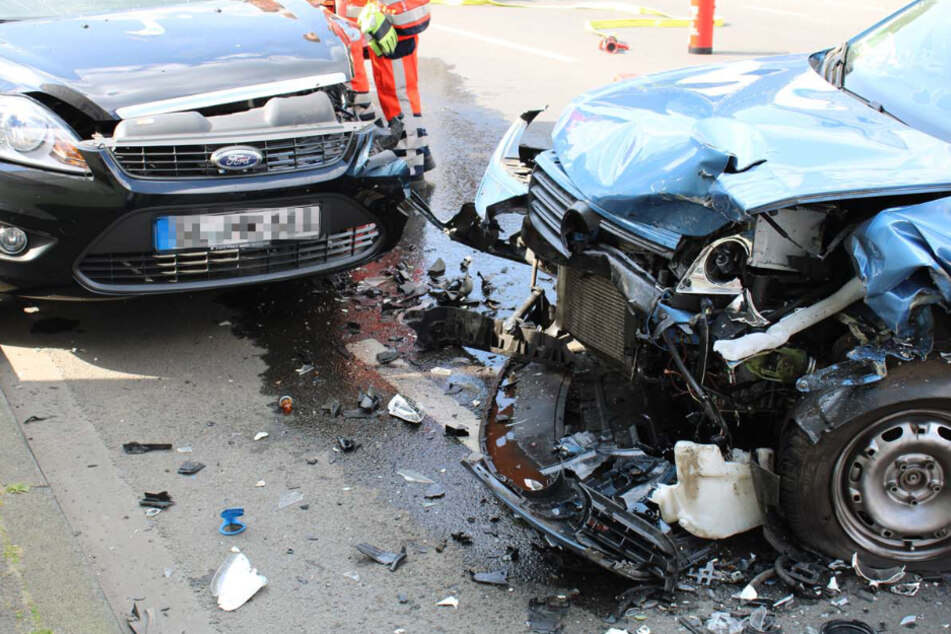 Mit ordentlichen Schäden wurden beide Unfallautos am Ende der Unfallaufnahme durch einen Abschleppdienst von der Kempener Straße abgeholt.