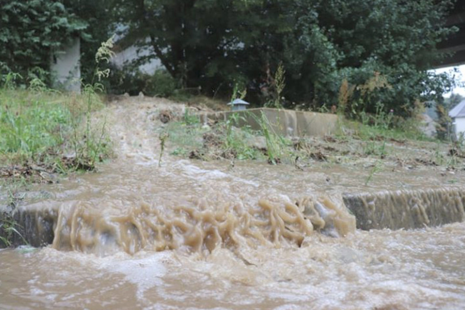 Die staubtrockenen Böden in Bautzen können die vielen Wassermengen nicht aufnehmen.