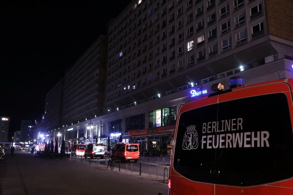 In Berlin-Mitte hat es in der Nacht zu Montag einen großen Feuerwehreinsatz gegeben.