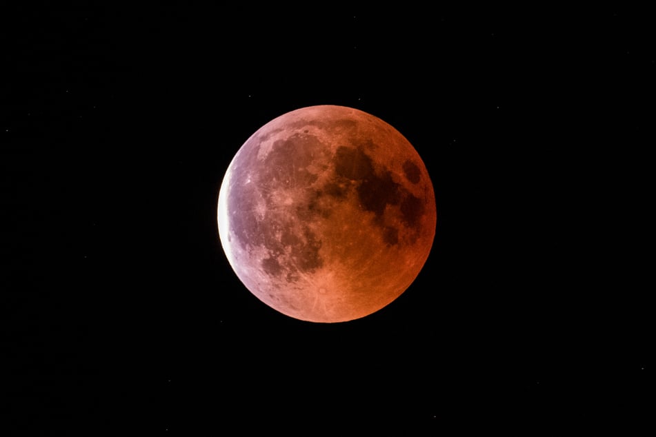 Wer sich für Astronomie interessiert, kann am Sonntag ein besonderes Himmelsspektakel bewundern: Eine totale Mondfinsternis. (Archiv)