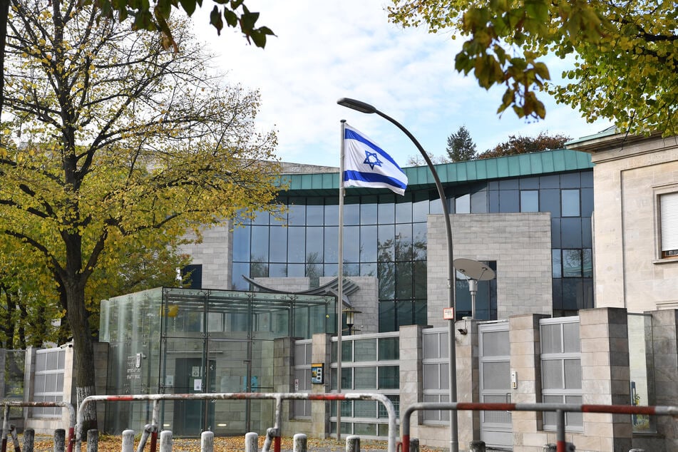 Die israelische Botschaft in Berlin bleibt zunächst bis auf Weiteres geschlossen.