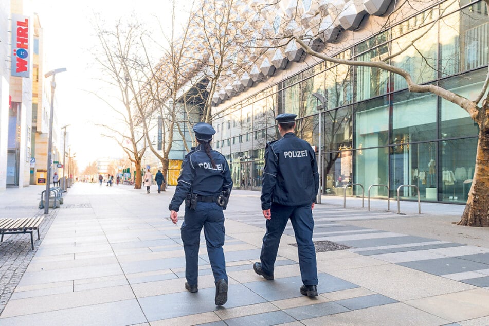 Corona-Streife in Dresden: Nur mit triftigem Grund darf die Wohnung verlassen werden.