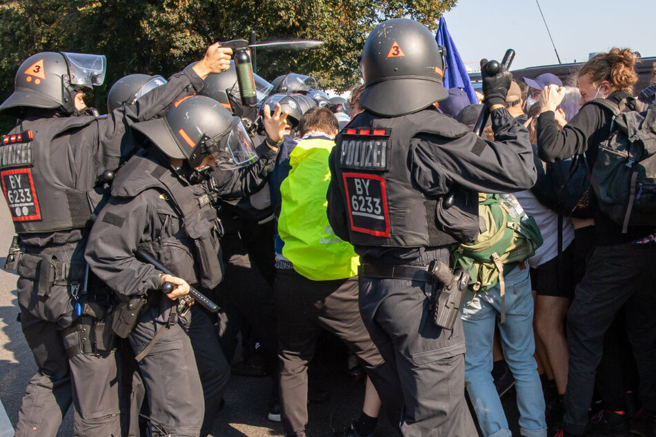 Die Zahl der Angriffe auf Polizeibeamte steigt in Bayern weiter an. Am Montag möchten zuständige Minister die aktuellen Zahlen für 2023 vorstellen.