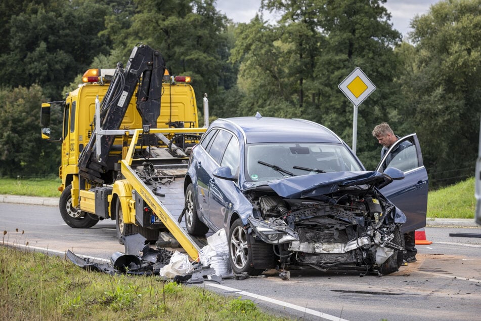 Der Opel wurde mit Totalschaden abgeschleppt.