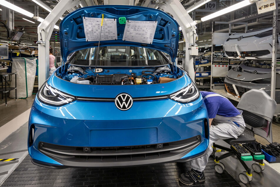 VW-Mitarbeiter schrauben den neuen ID.3 im Zwickauer Werk zusammen. Mittlerweile produziert das Unternehmen wieder im Normalbetrieb.