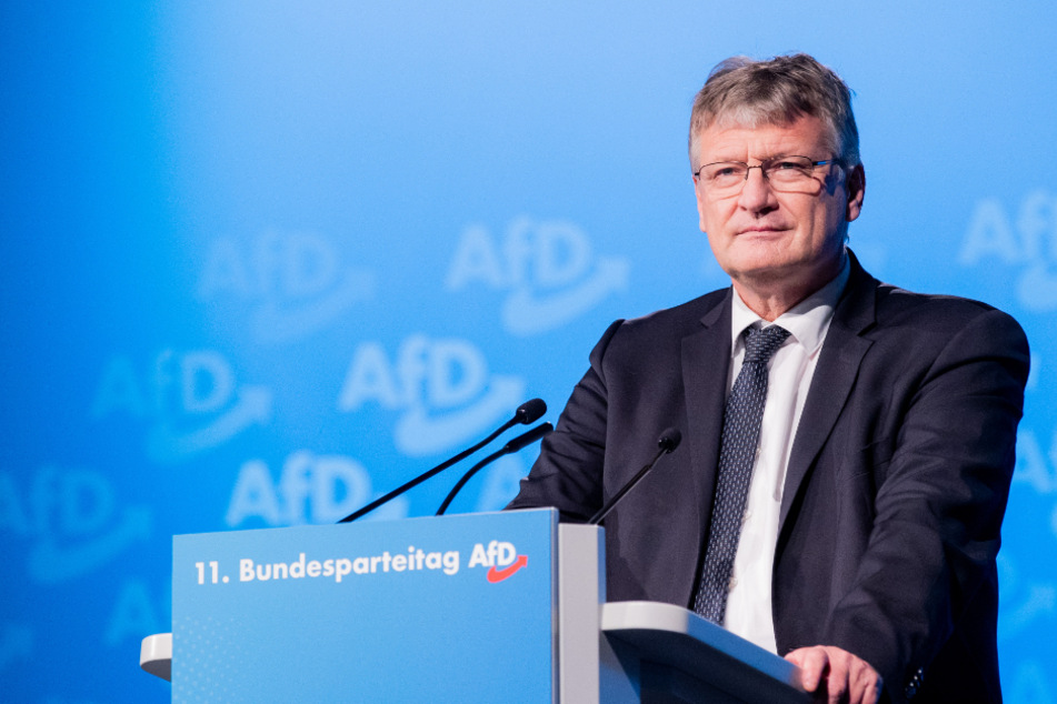 Jörg Meuthen (59), Bundessprecher, blickt vor seiner Rede beim Bundesparteitag der AfD am 29.11.2020 in den Saal.