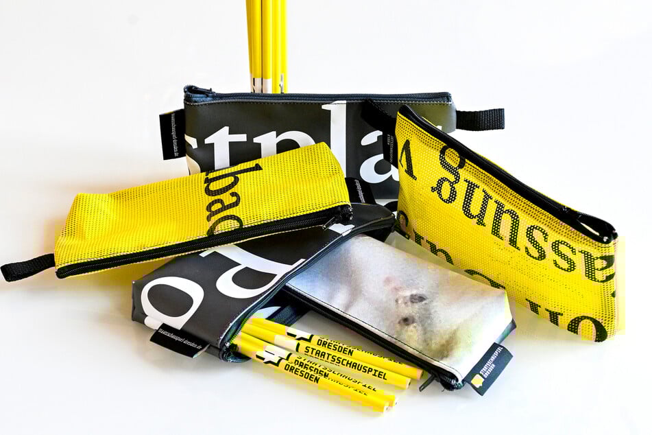 Mäppchen für Stifte gibt es schon für sechs Euro an der Theaterkasse.