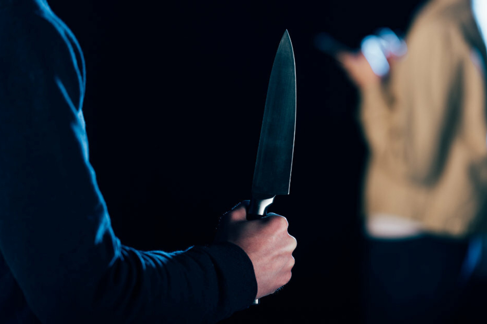 Ein 38-Jähriger ist durch Stiche und Schnitte mit einem Messer lebensgefährlich verletzt worden. (Symbolbild)