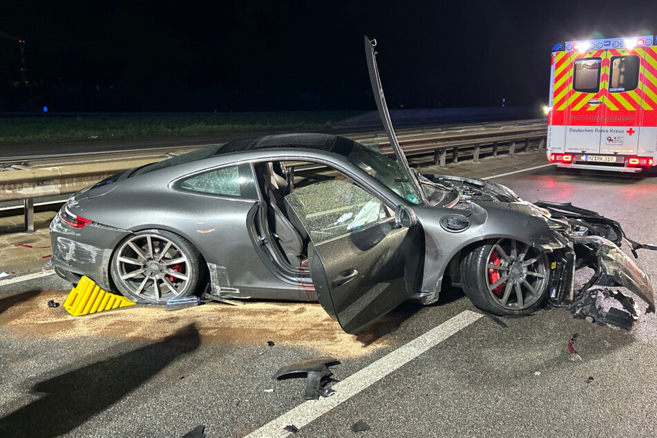 Porsche-Fahrer rauscht gegen Betonpfeiler und verletzt sich schwer