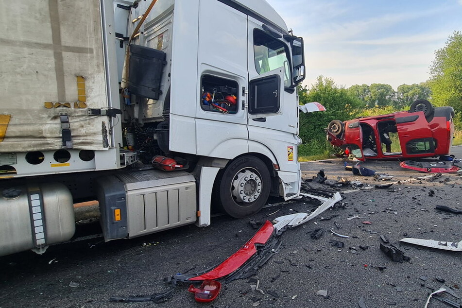Tödlicher Unfall in Mittelsachsen: Citroën kracht frontal gegen Laster
