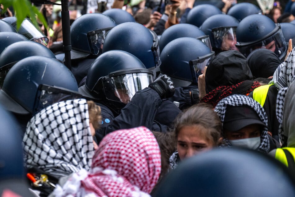 Polizist von Wut-Mob bei Pro-Palästina-Demo "niedergtrampelt": Razzia!