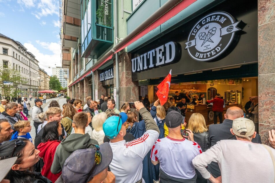 Am Sonntag eröffnete das Café "Ice Cream United" von Fußballstar Lukas Podolski und Schloz Wöllenstein in der Inneren Klosterstraße 4.