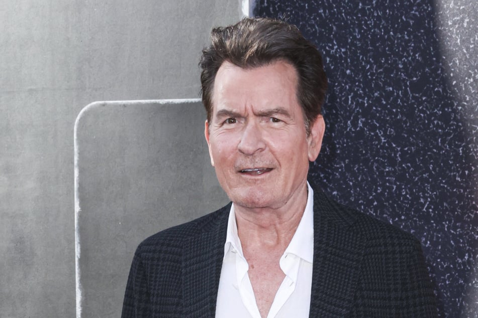 Schauspieler Charlie Sheen (60) ist dem Tod während eines Besuches in Hamburg noch einmal von der Schippe gesprungen.