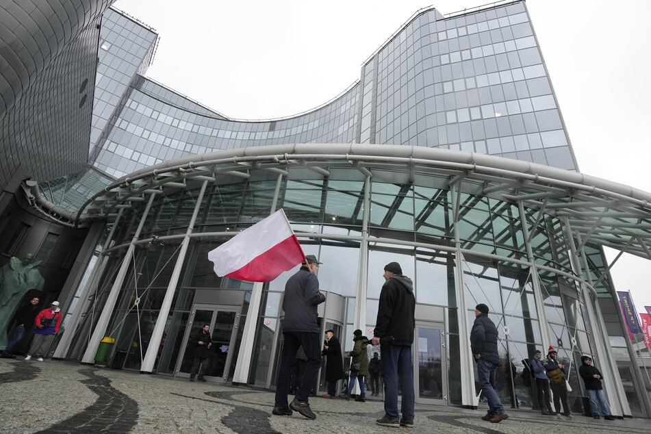PiS-Anhänger trafen am Hauptsitz des staatlichen polnischen Fernsehsenders TVP ein, um gegen die Maßnahmen der neuen EU-freundlichen Regierung zu protestieren.