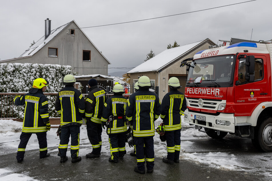 Die Feuerwehr löschte am Samstagmittag einen Brand in einem Einfamilienhaus in Ellefeld (Vogtland).