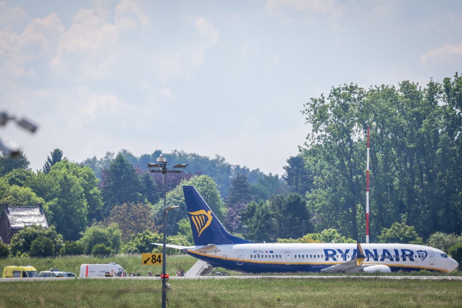 A Boeing 737-800 had to be evacuated at Brussels-Charleroi Airport after a bomb threat.
