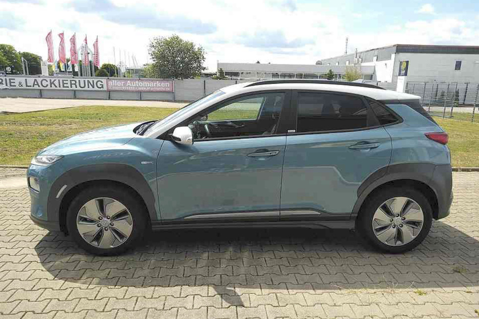 Ebenfalls um 10.000 Euro im Preis gesenkt ist der HYUNDAI KONA. Der Wagen eignet sich hervorragend für tägliche Pendelstrecken und die City.