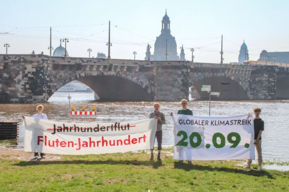 Die Botschaft der "Fridays for Future"-Mitglieder am Elbufer: "Jahrhundertflut war gestern, wir sind im Fluten-Jahrhundert angekommen!"