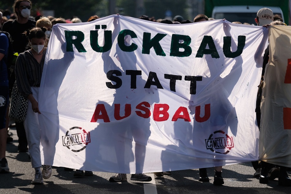 Auch am vergangenen Freitag demonstrierten Hunderte Menschen gegen den geplanten Ausbau.
