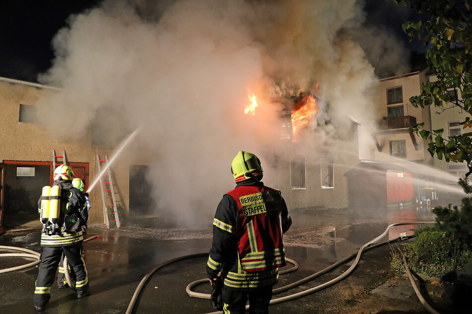Die Feuerwehr löschte fast die ganze Nacht.