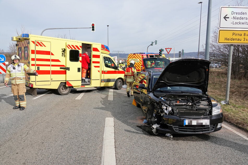 Crash am Rande von Dresden: Auch ein schwarzer Skoda Octavia war augenscheinlich in den Unfall verwickelt.