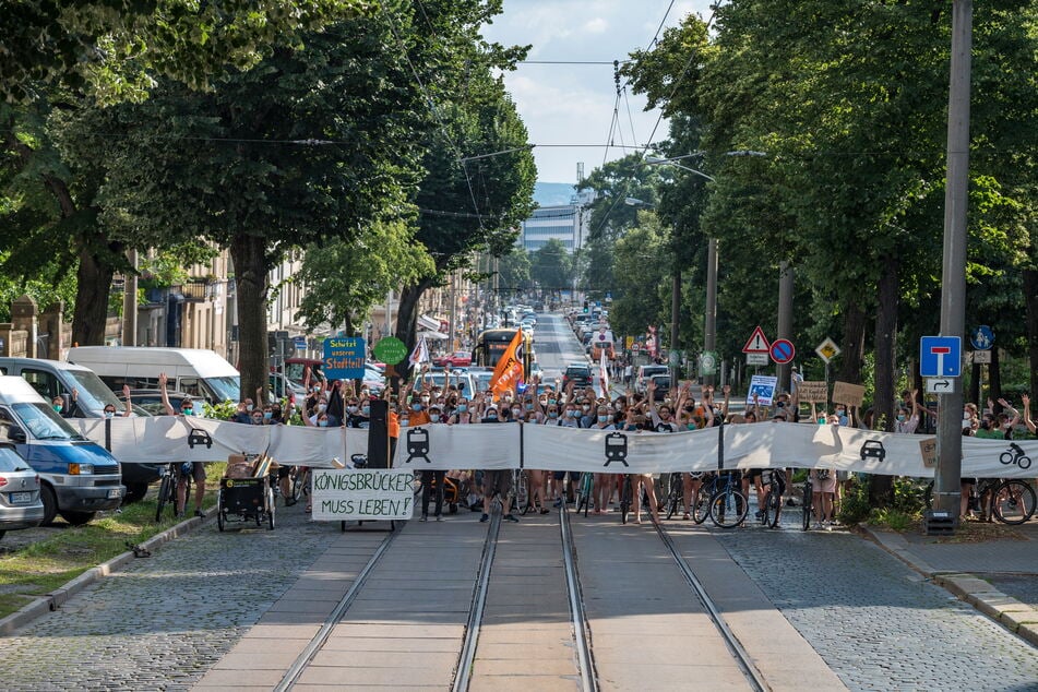 Die Demonstranten zeigten, wie breit die Königsbrücker Straße nach dem aktuell beschlossenen Stand ausgebaut werden soll.