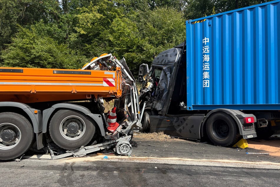 Sowohl das Fahrerhaus des Lastwagens als auch der Verkehrsleitanhänger wurden durch den heftigen Zusammenstoß nahezu komplett zerstört.