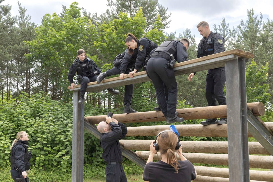 Verdächtig gute Jobs: Mit echten Polizisten im Kampf um neue Bewerber