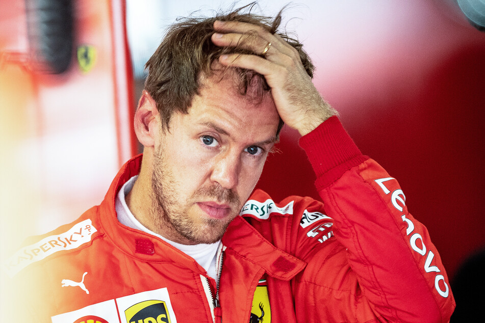 Sebastian Vettel (bisher Team Scuderia Ferrari) steht in seiner Box.