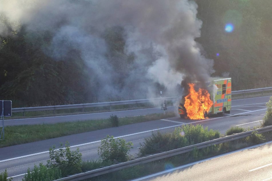 Über der Bundesstraße bei Aalen stieg eine große Rauchwolke auf.