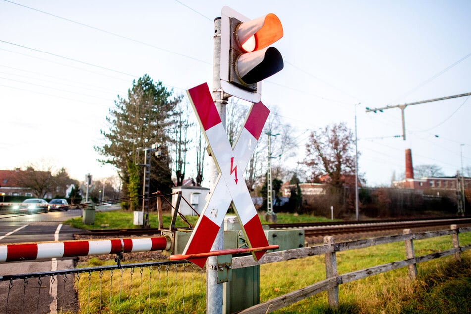 An einem Bahnübergang ist ein 75-jähriger Fahrradfahrer schwer gestürzt. (Symbolbild)