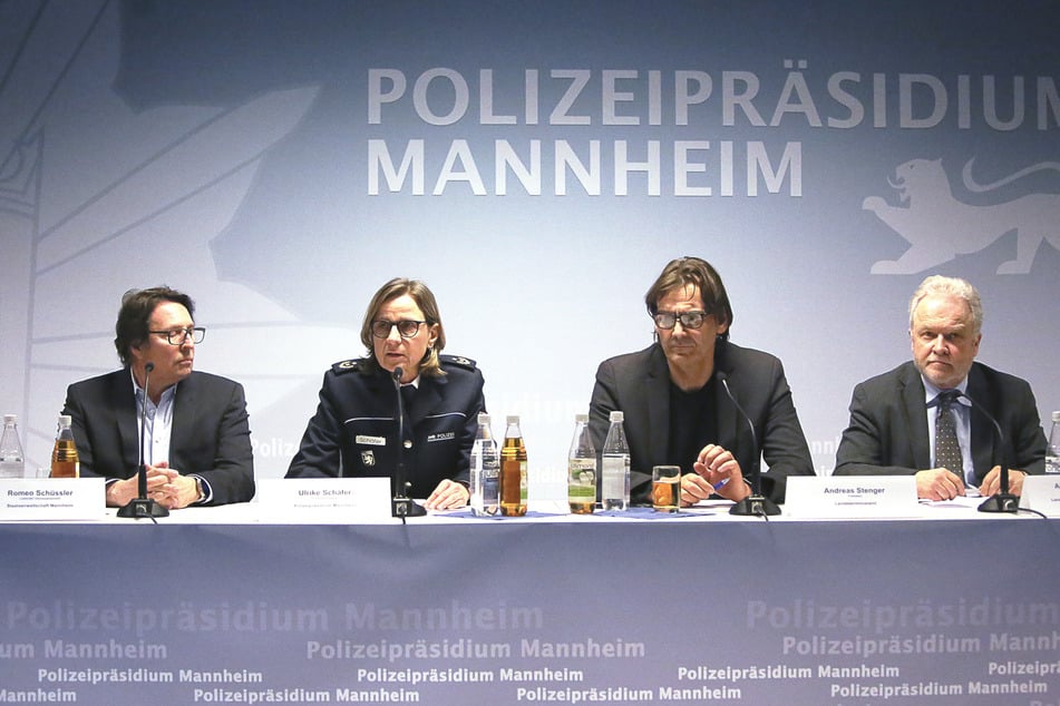 Pressekonferenz der Polizei am Montagabend: (v.l.n.r) Oberstaatsanwalt Romeo Schüssler, Polizeipräsidentin Ulrike Schäfer, LKA-Präsident Andreas Stenger und Alexander Schwarz, Opferbeauftragter der Landesregierung.