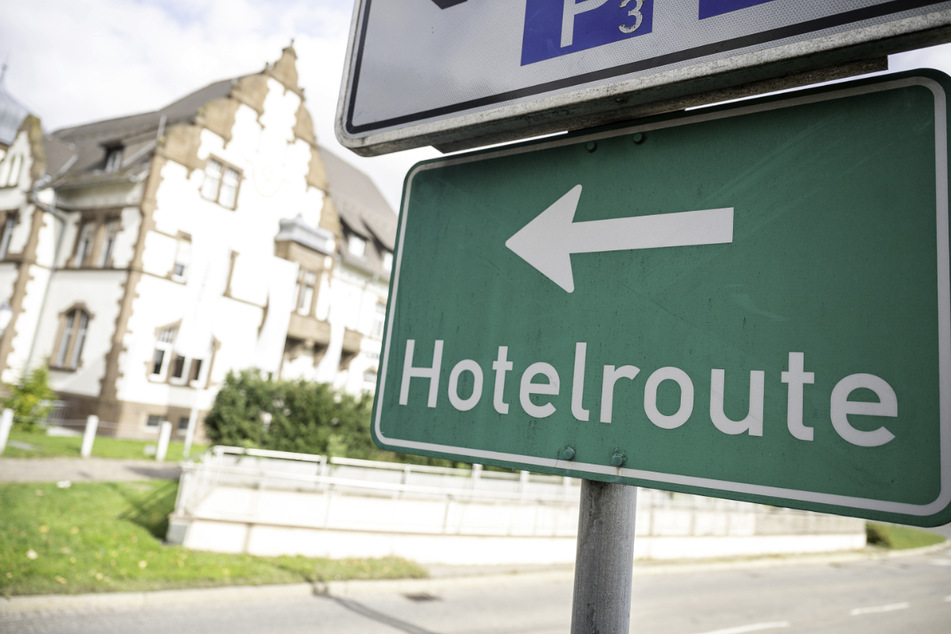 Ein Schild weist auf in Villingen-Schwenningen auf die Hotelroute hin. Eine neue Werbekampagne soll den Tourismus in Baden-Württemberg nach der Corona-Zwangspause wieder anschieben.