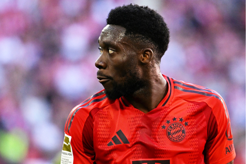 Alphonso Davies (23) steht beim FC Bayern wohl vor einem vorzeitigen Abschied, sonst droht dem Rekordmeister einen Millionenverlust.